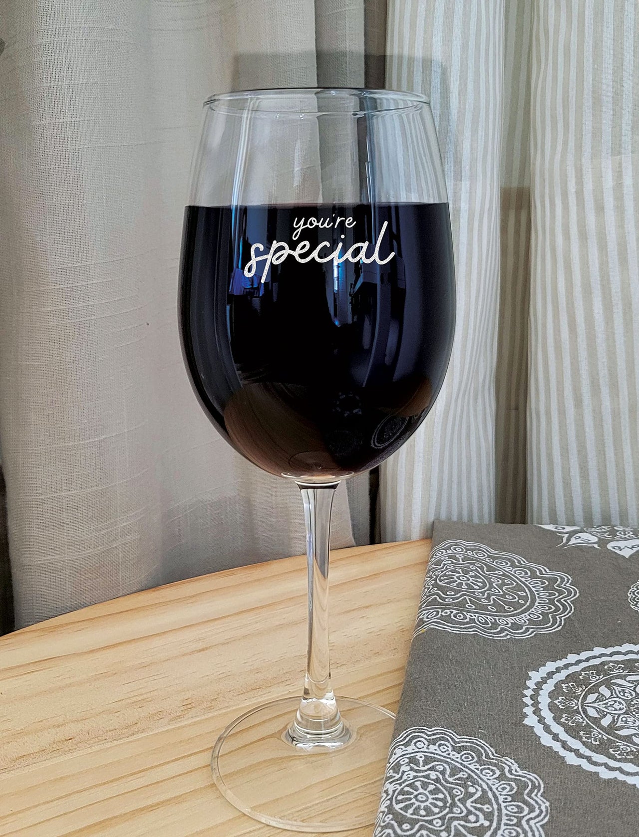 the pink magnet You're Special - Engraved Wine Glass