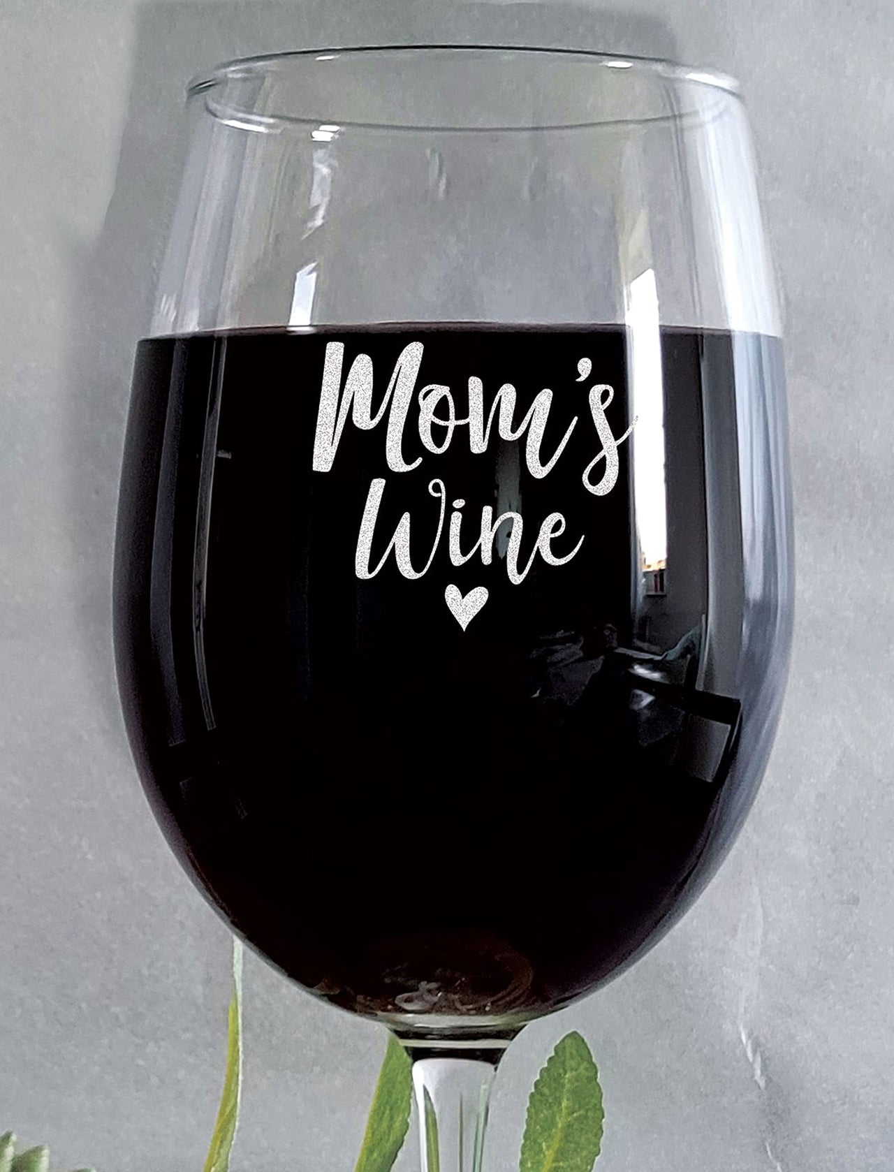 the pink magnet Mom's Wine - Engraved Wine Glass