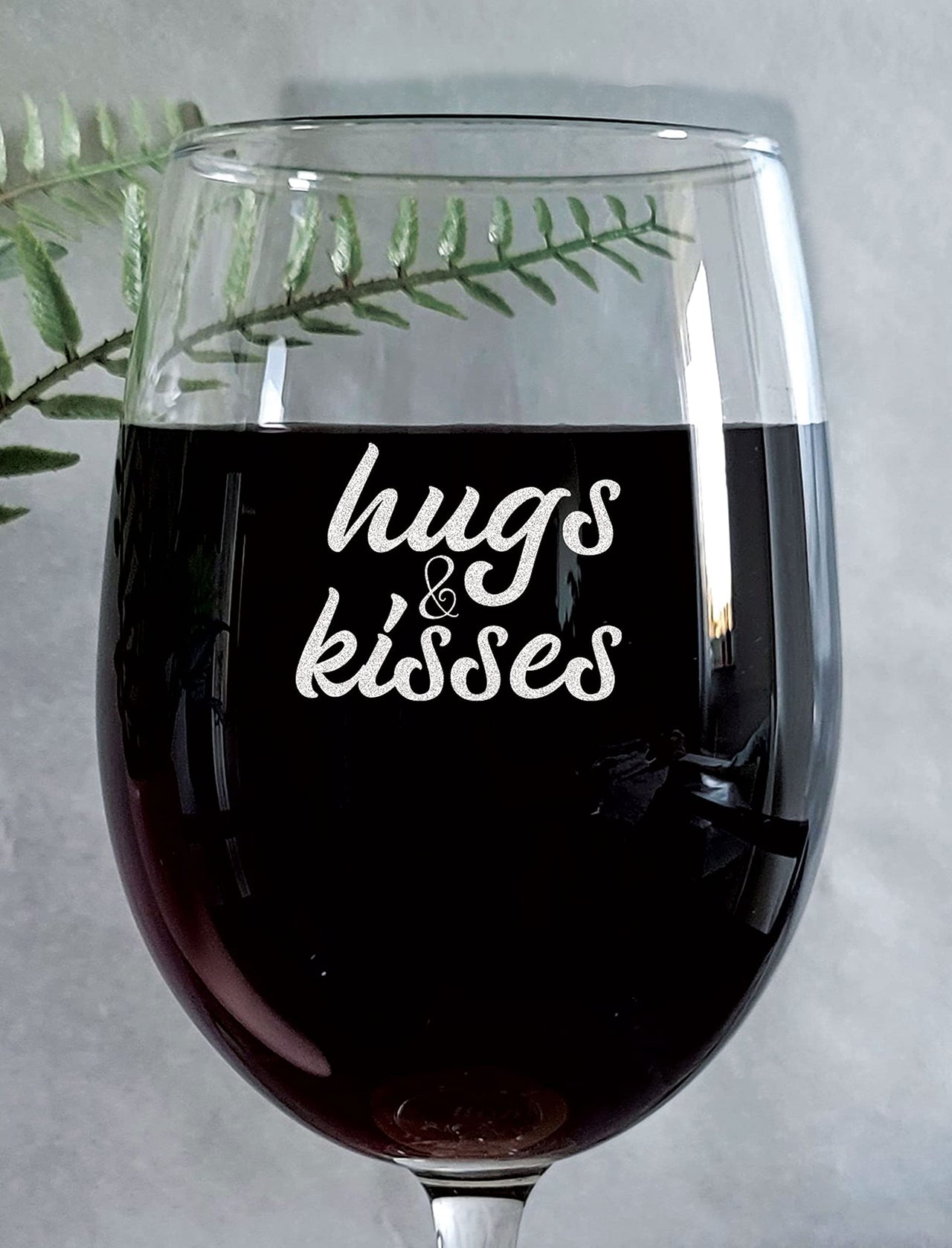 the pink magnet Hugs & Kisses - Engraved Wine Glass