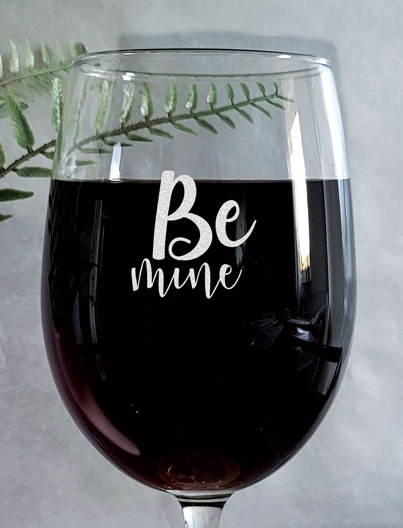 the pink magnet Be Mine - Engraved Wine Glass