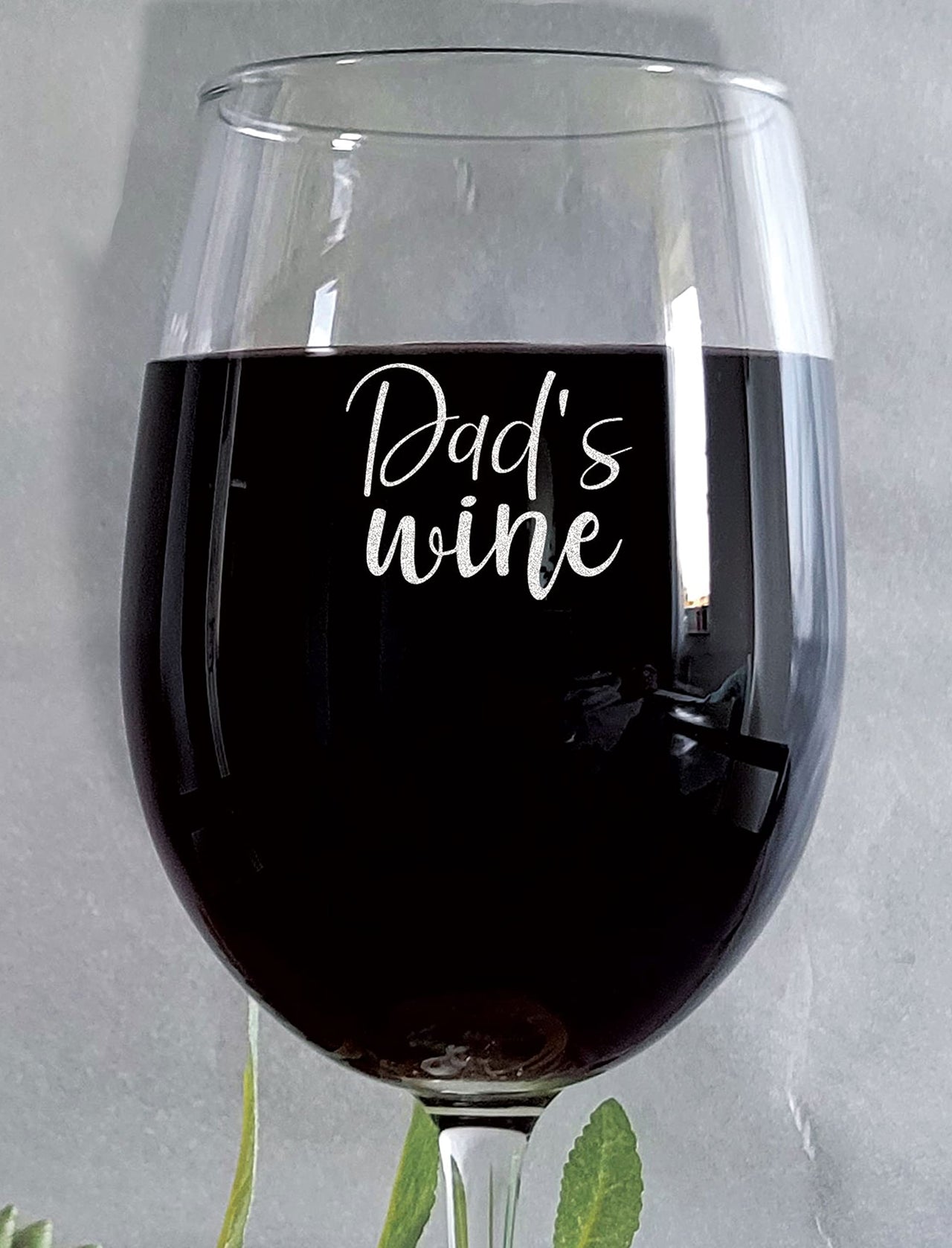 the pink magnet Dad's Wine - Engraved Wine Glass