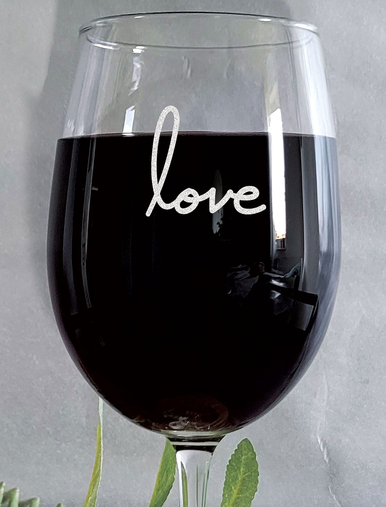 the pink magnet Love - Engraved Wine Glass