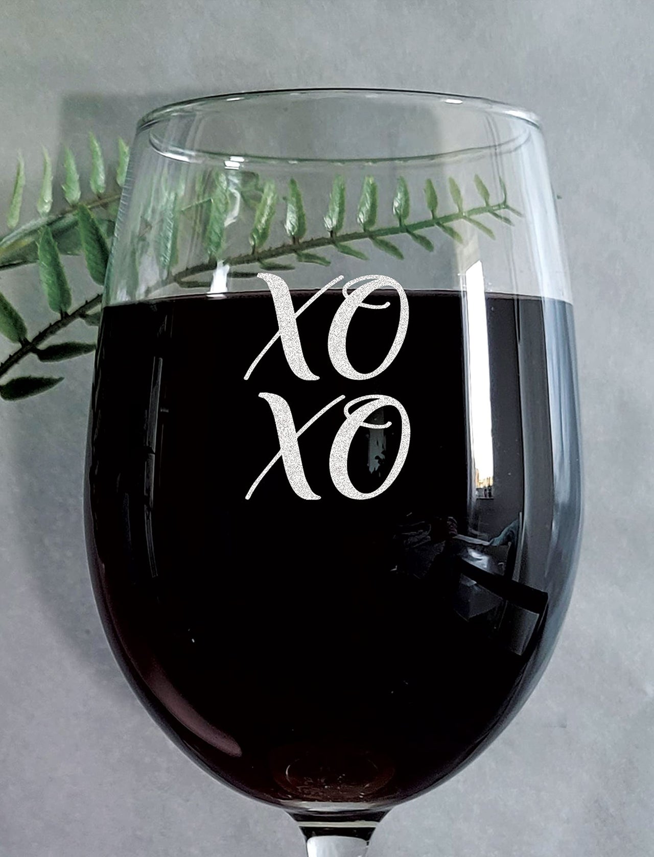 the pink magnet XOXO - Engraved Wine Glass