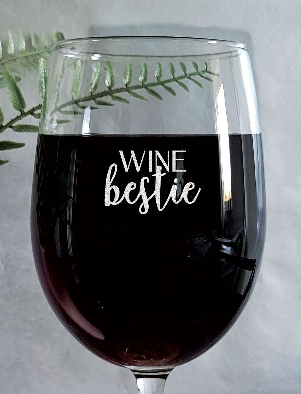 the pink magnet Wine Bestie - Engraved Wine Glass