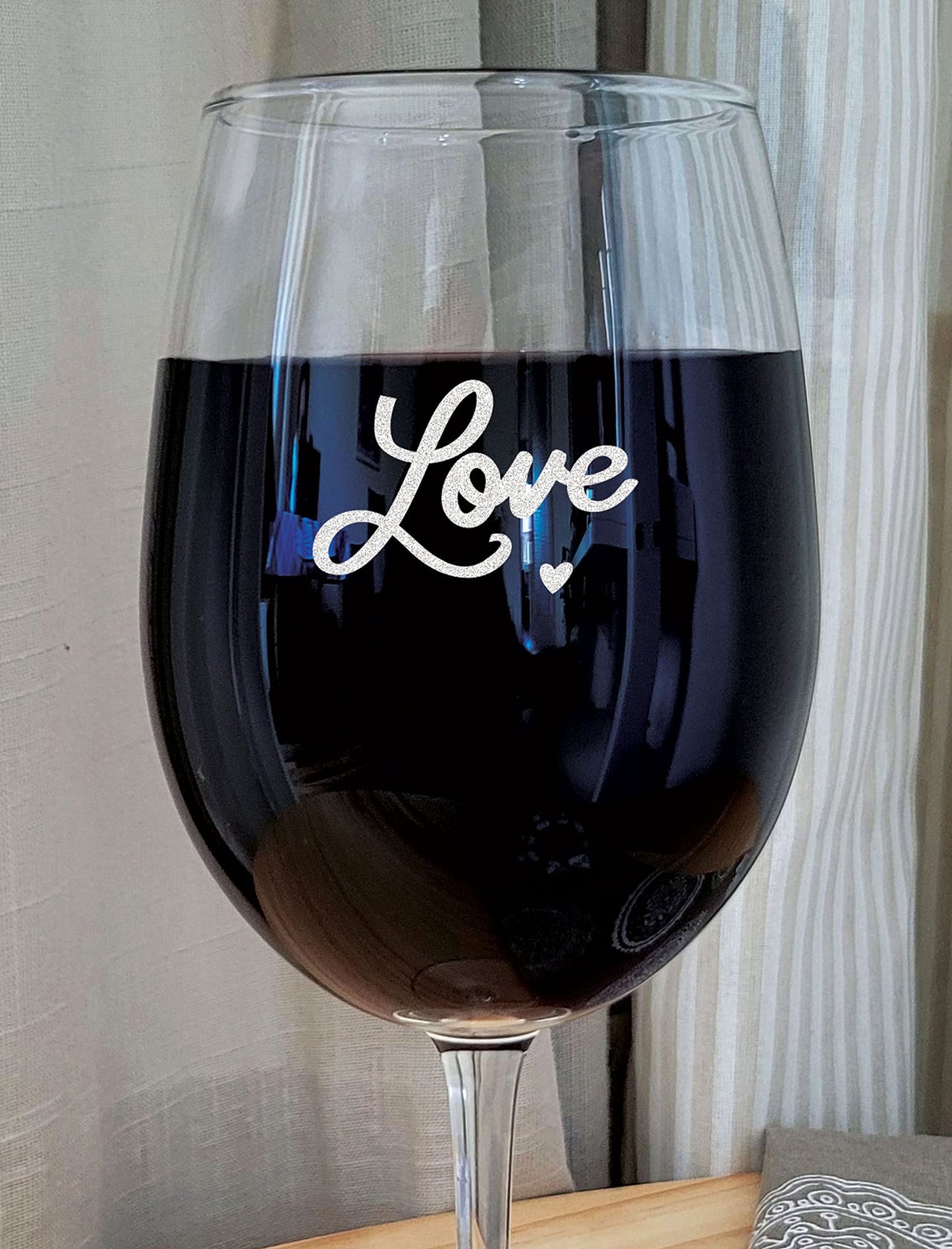 the pink magnet Love - Engraved Wine Glass