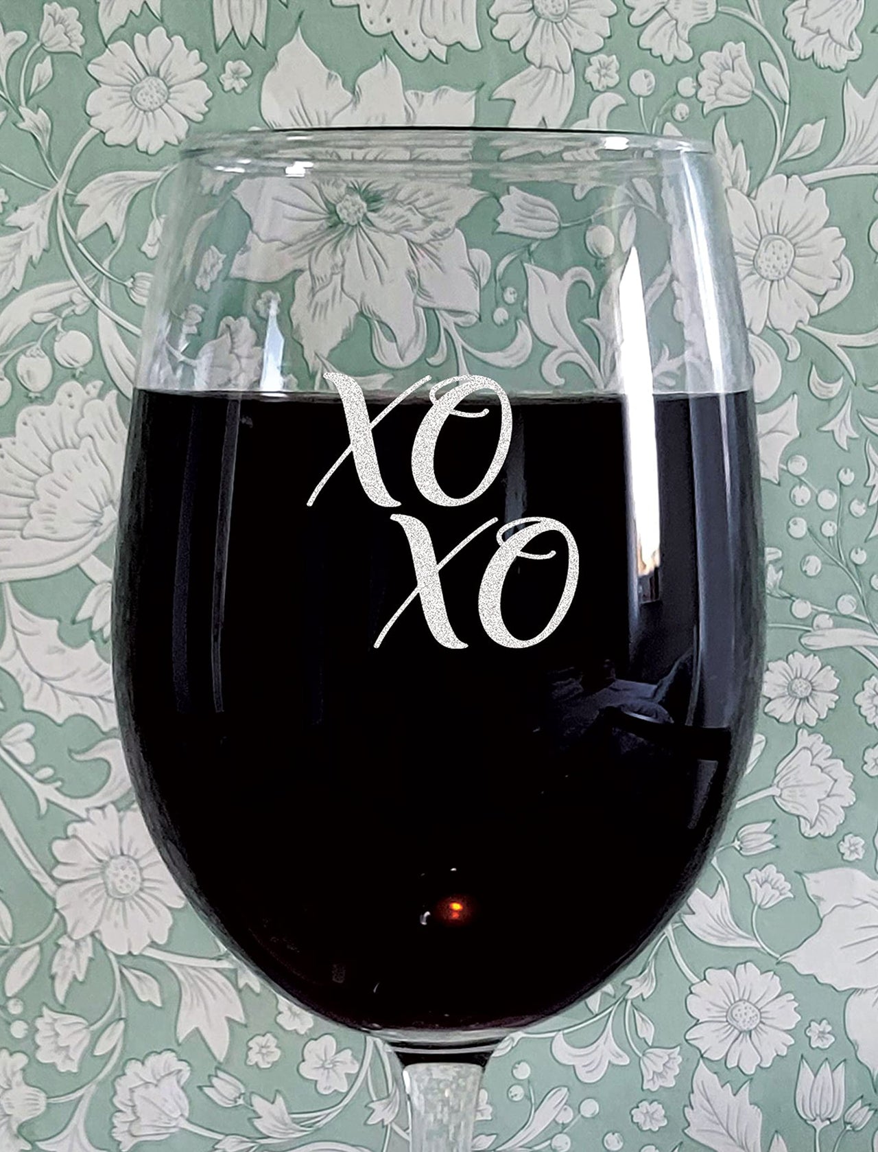 the pink magnet XOXO - Engraved Wine Glass