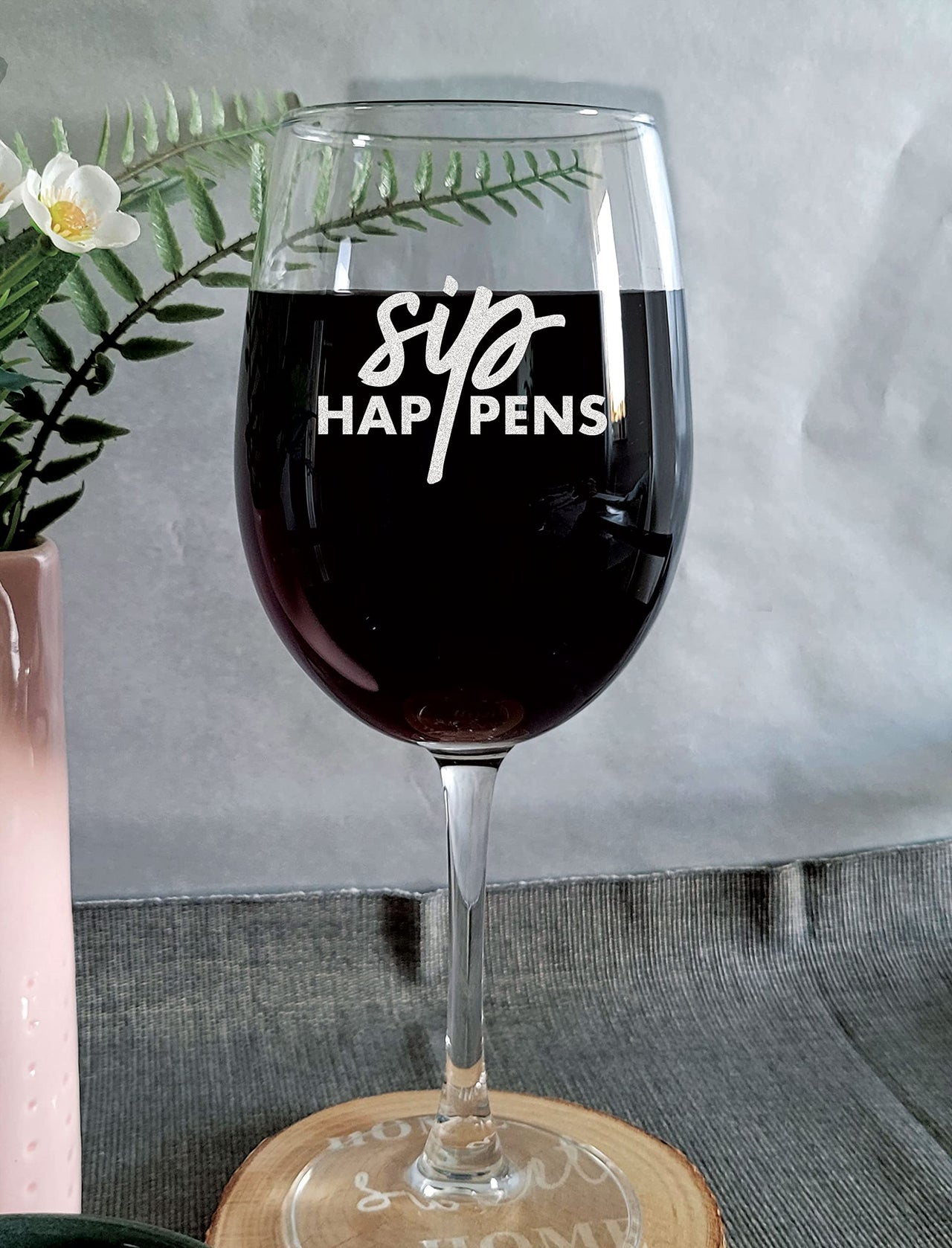 the pink magnet Sip Happens - Engraved Wine Glass