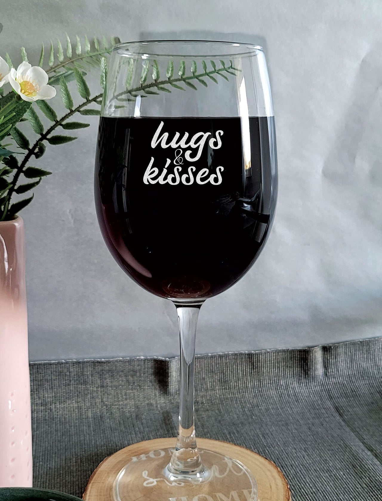 the pink magnet Hugs & Kisses - Engraved Wine Glass