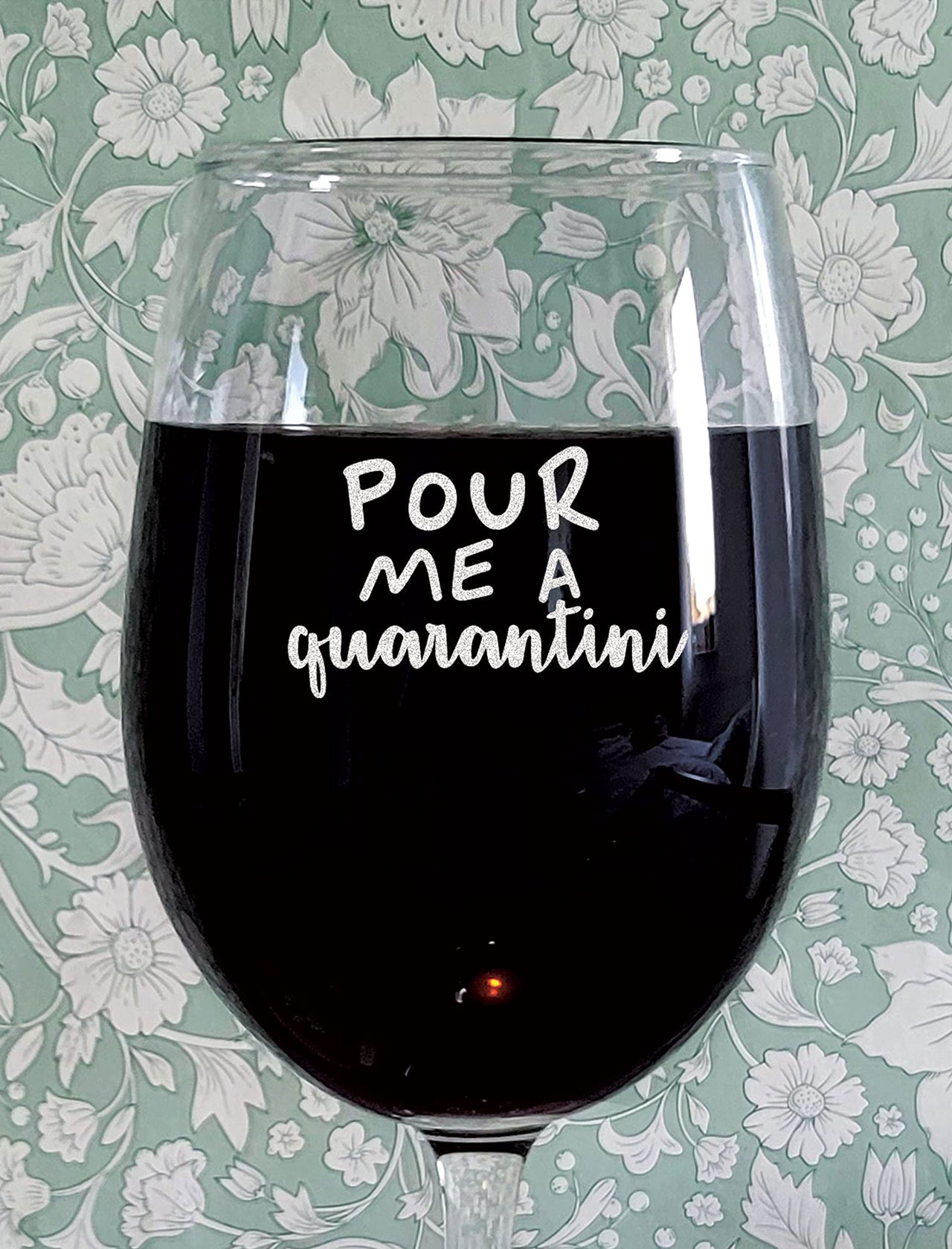 the pink magnet Pour Me A Quarantini - Engraved Wine Glass