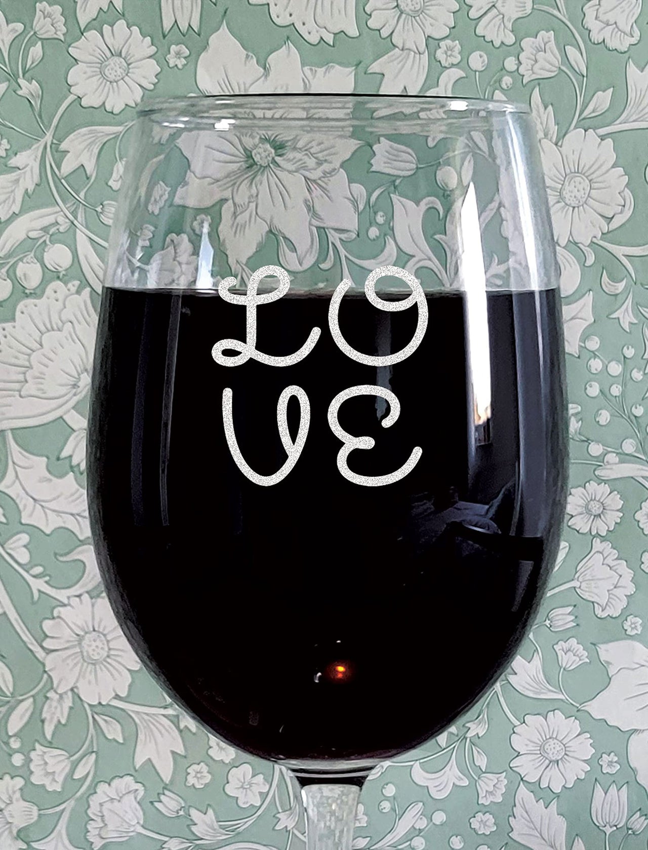 the pink magnet Love - Engraved Wine Glass