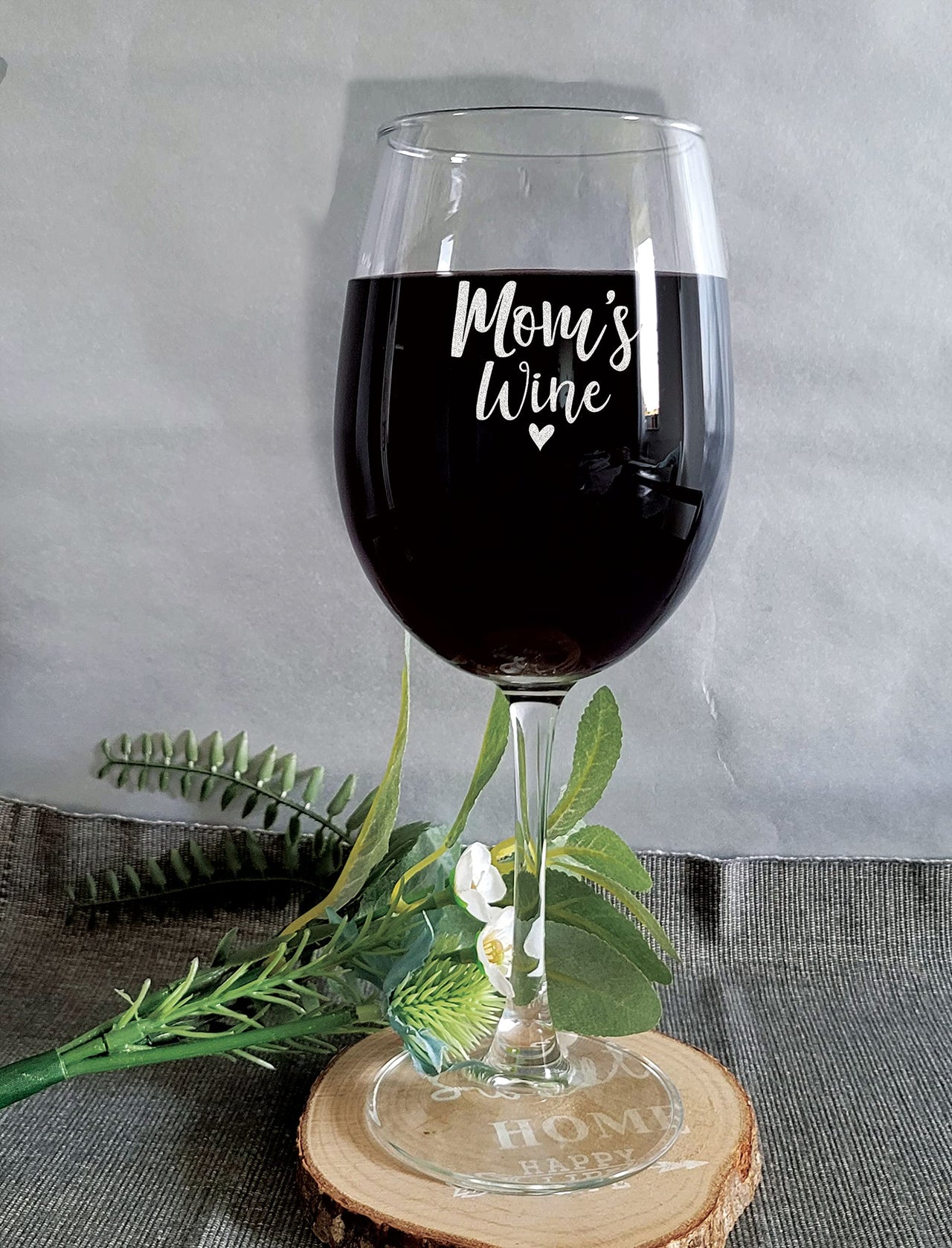 the pink magnet Mom's Wine - Engraved Wine Glass