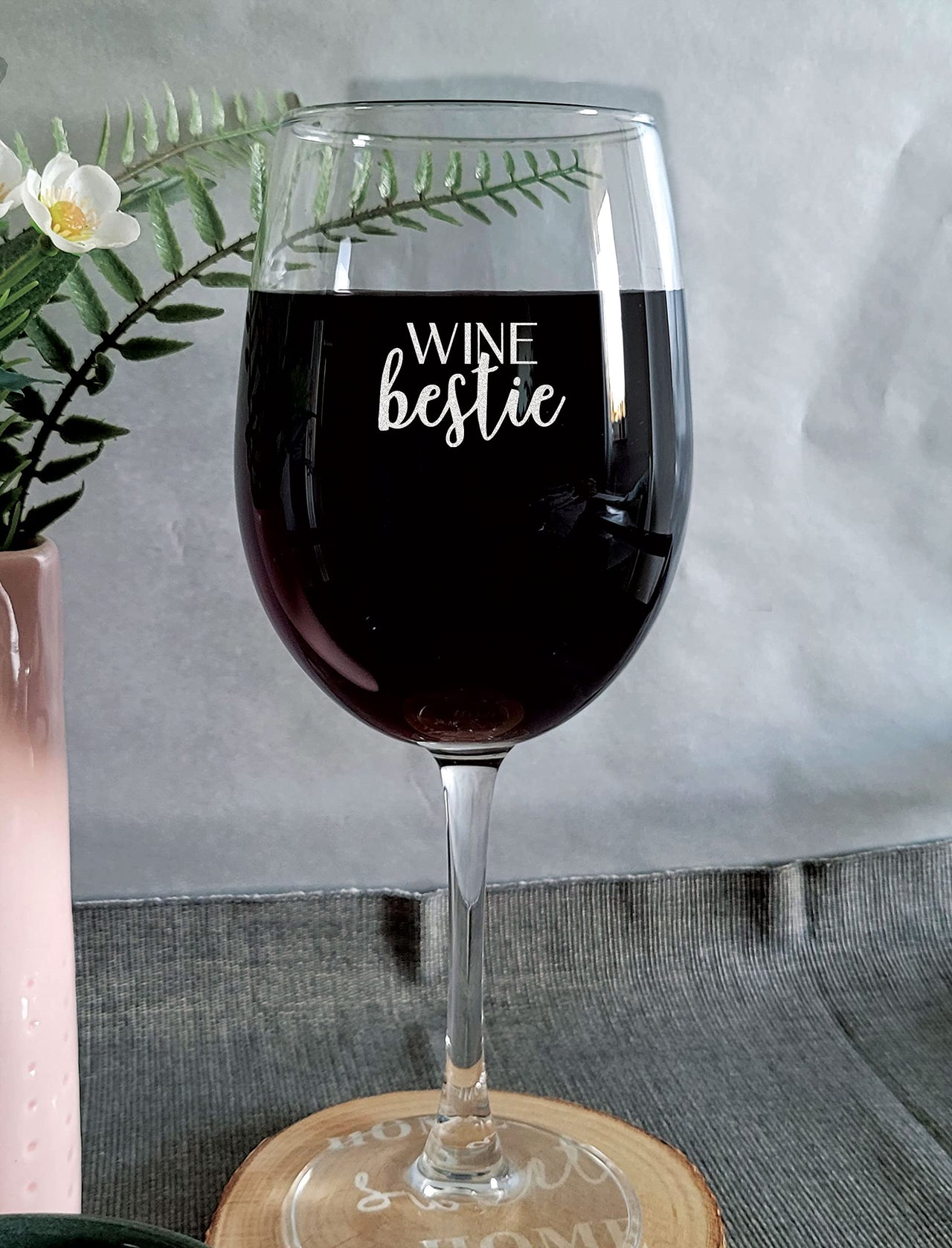 the pink magnet Wine Bestie - Engraved Wine Glass