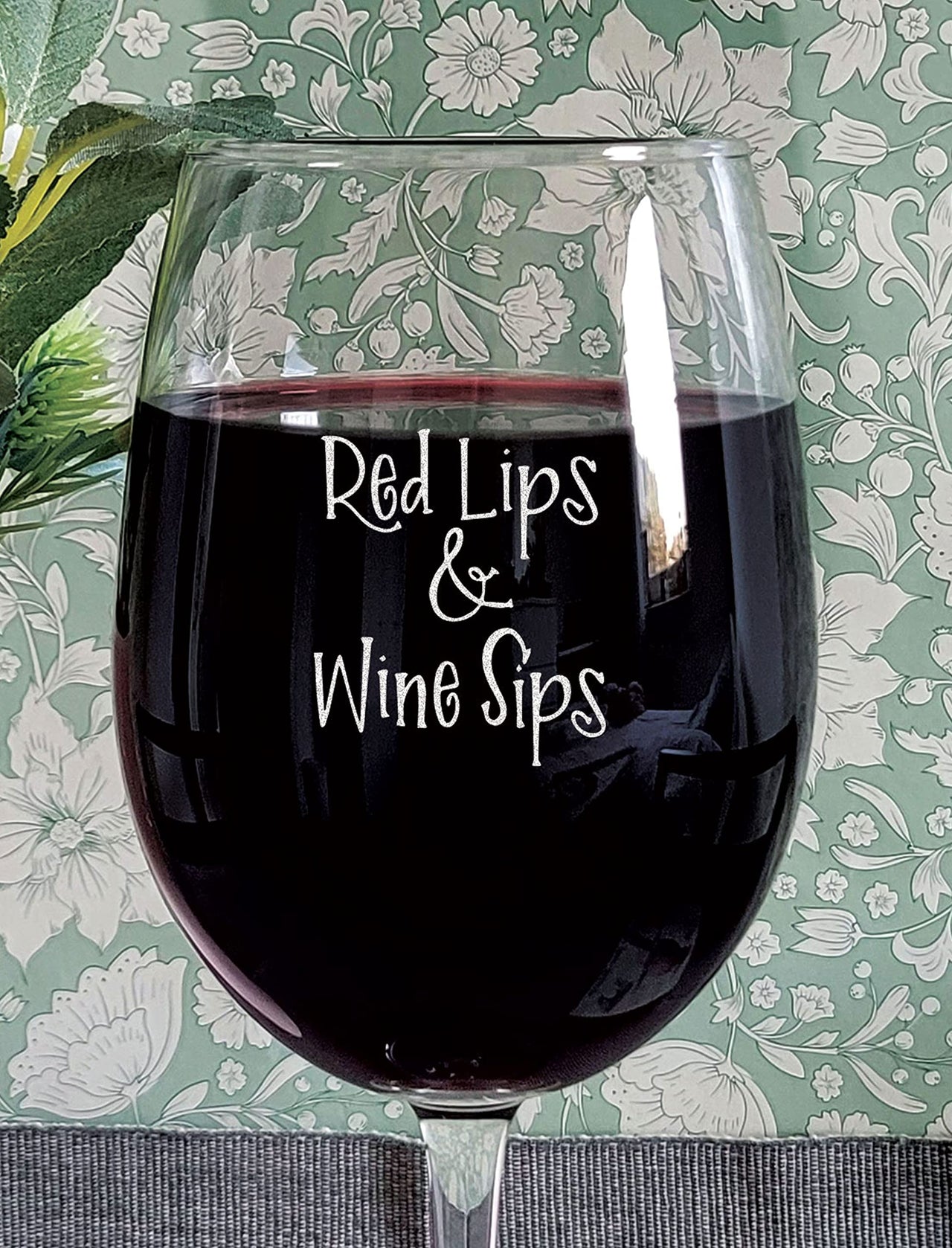 the pink magnet Red Lips & Wine Sips - Engraved Wine Glass