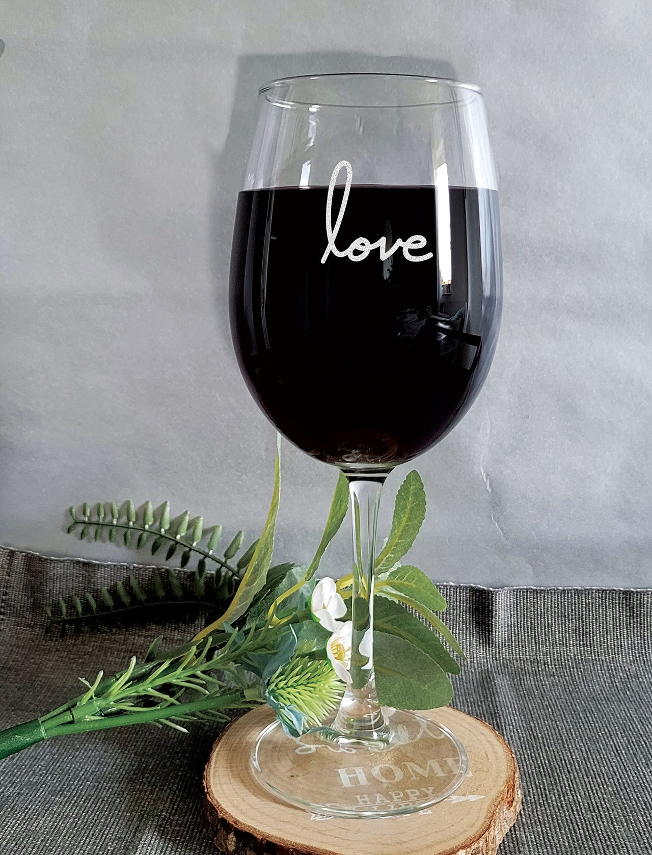 the pink magnet Love - Engraved Wine Glass