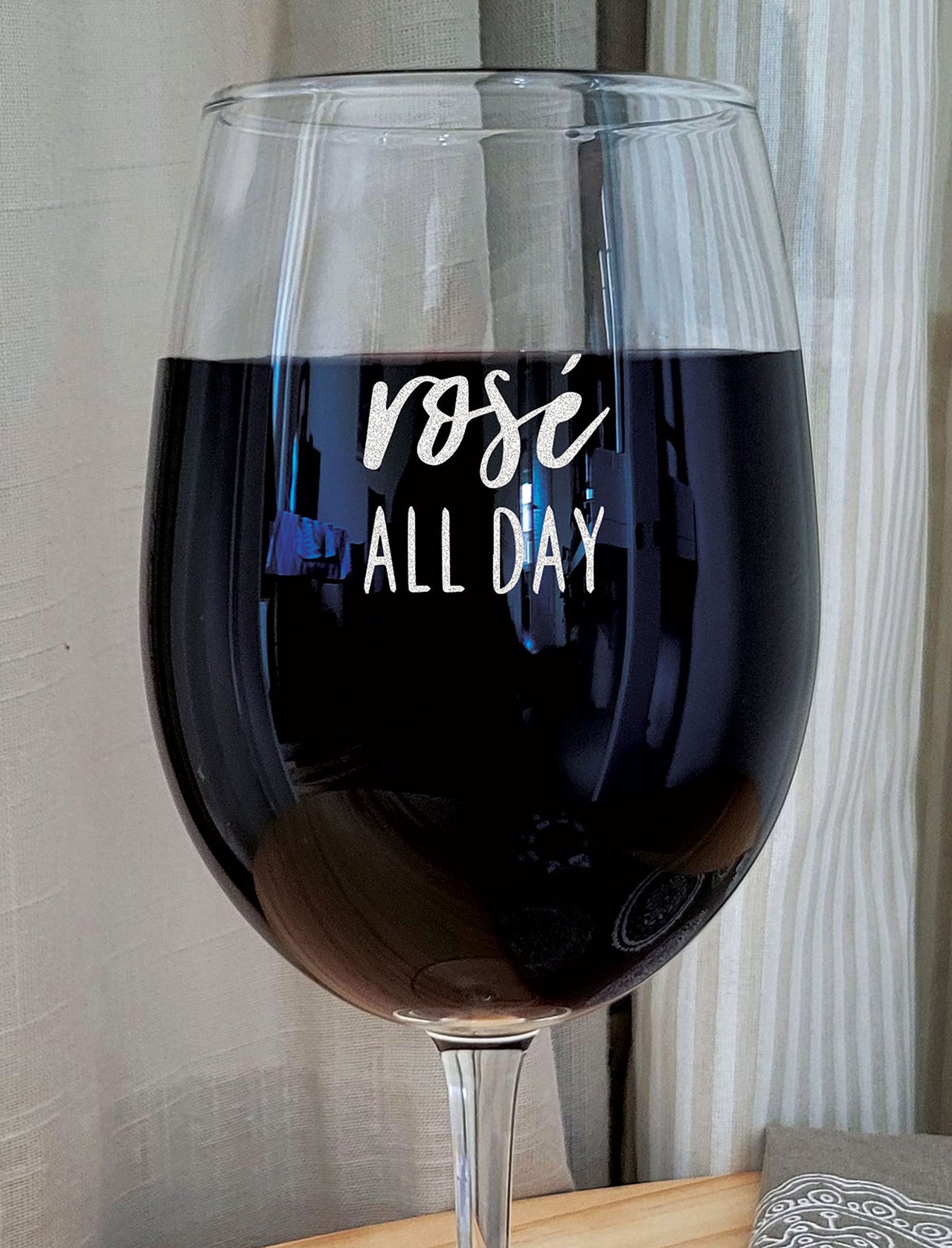 the pink magnet Rose All Day - Engraved Wine Glass