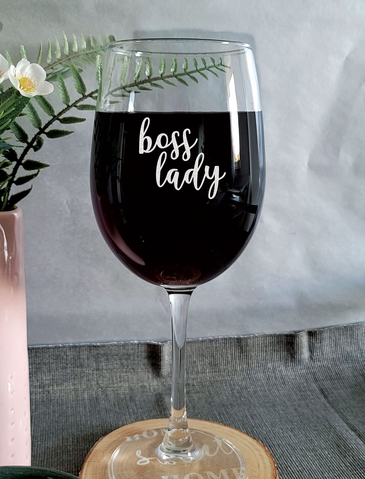 the pink magnet Boss Lady - Engraved Wine Glass
