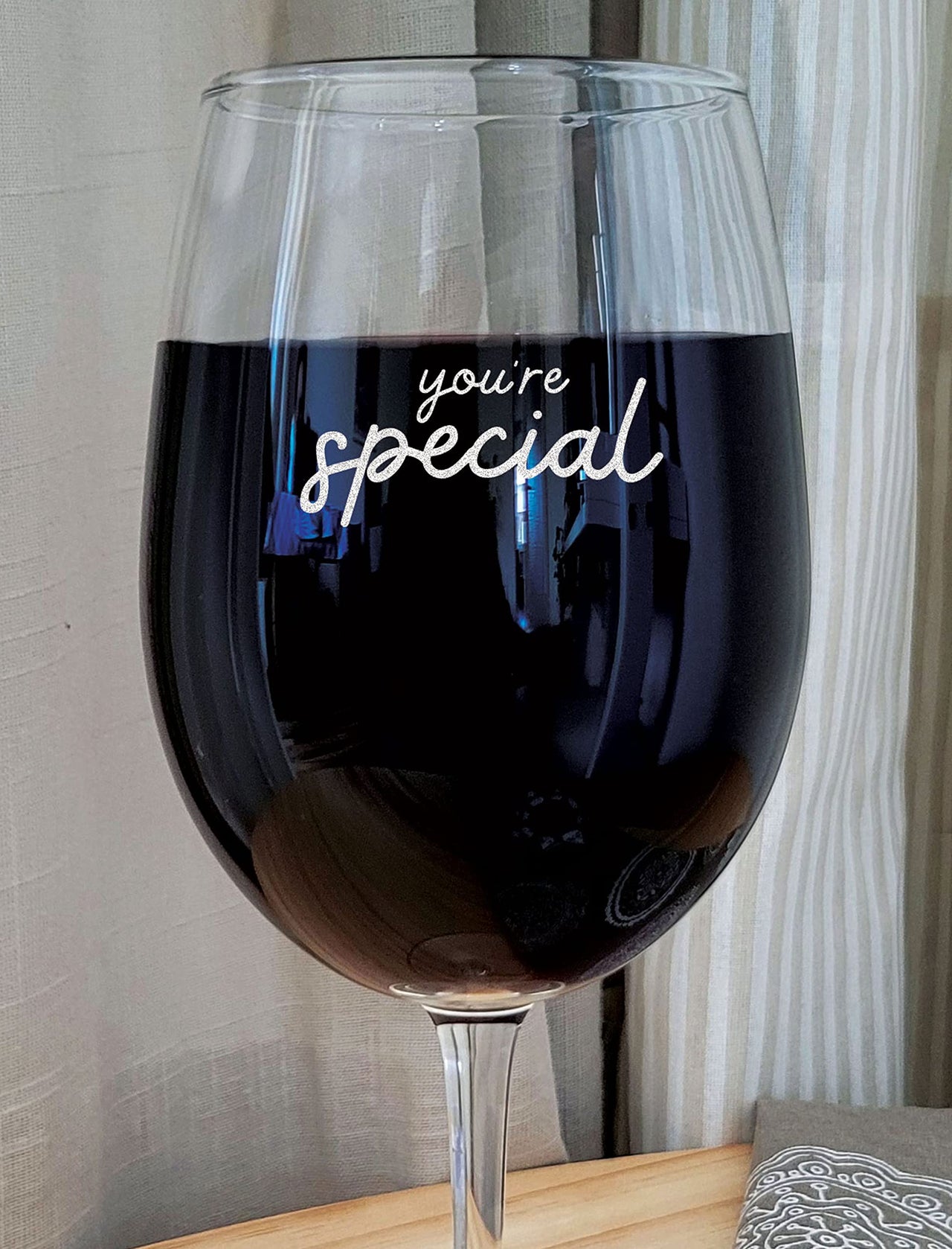 the pink magnet You're Special - Engraved Wine Glass