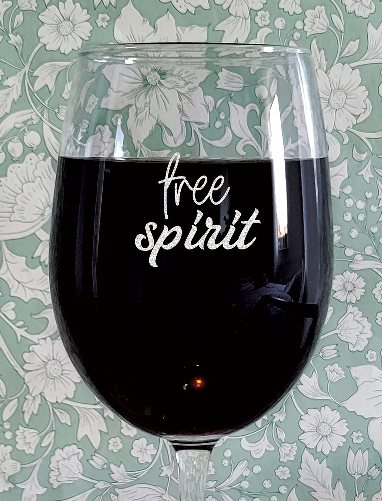 the pink magnet Free Spirit - Engraved Wine Glass