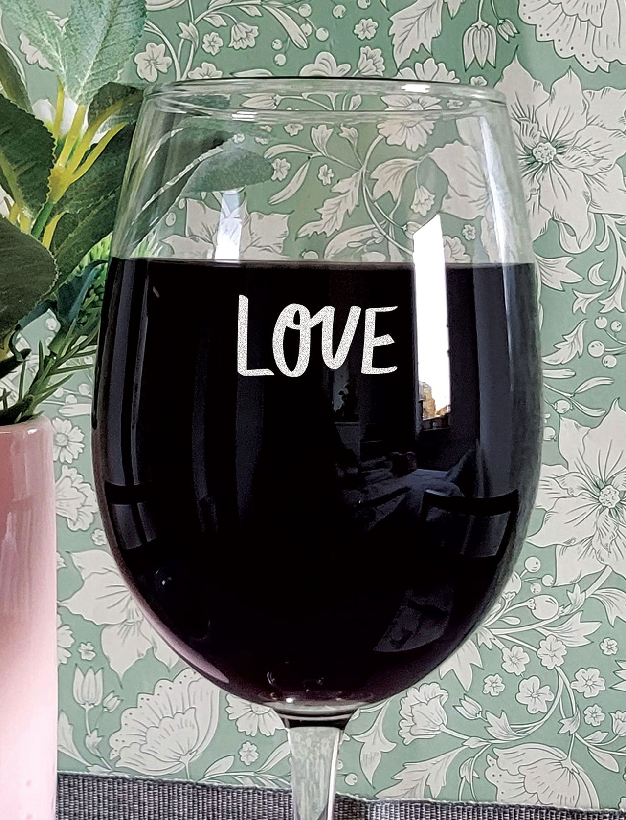 the pink magnet Love - Engraved Wine Glass