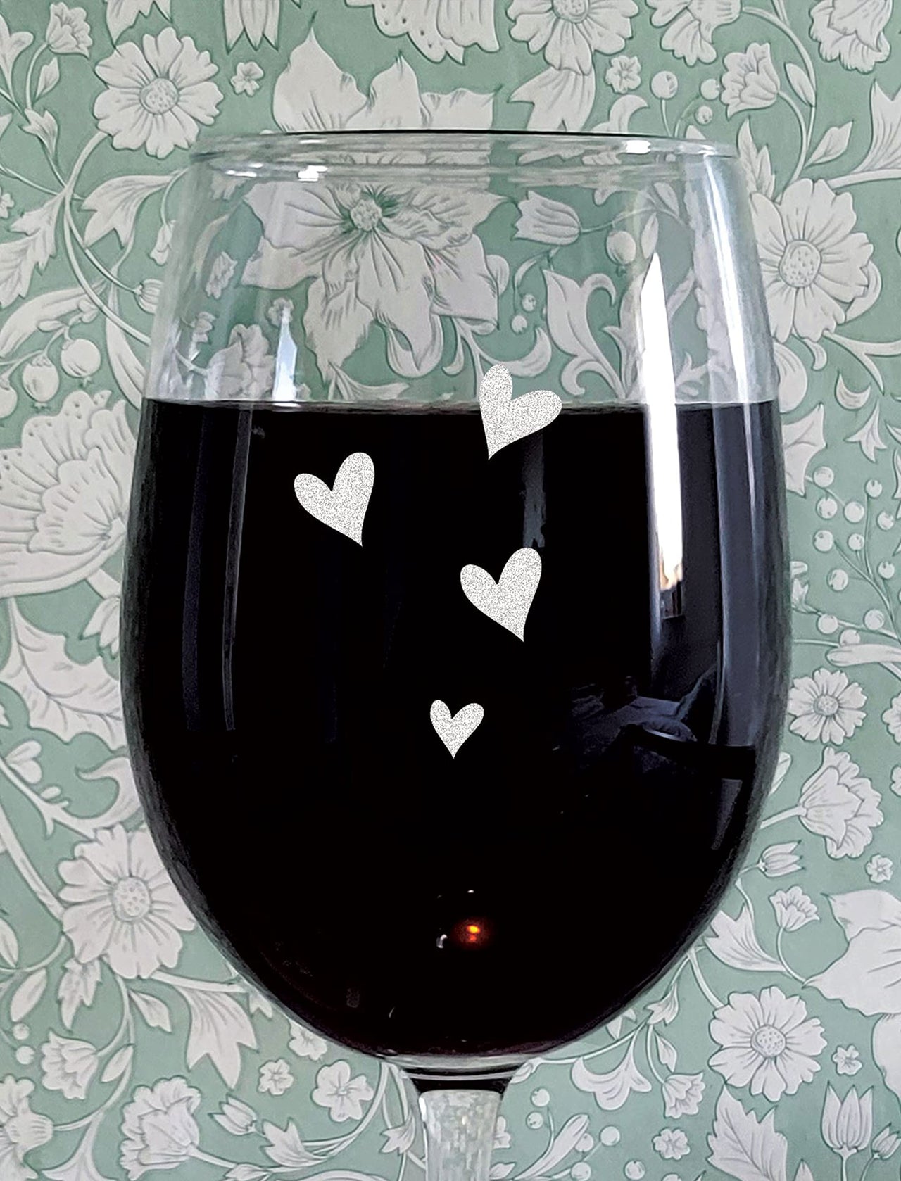 the pink magnet Hearts - Engraved Wine Glass