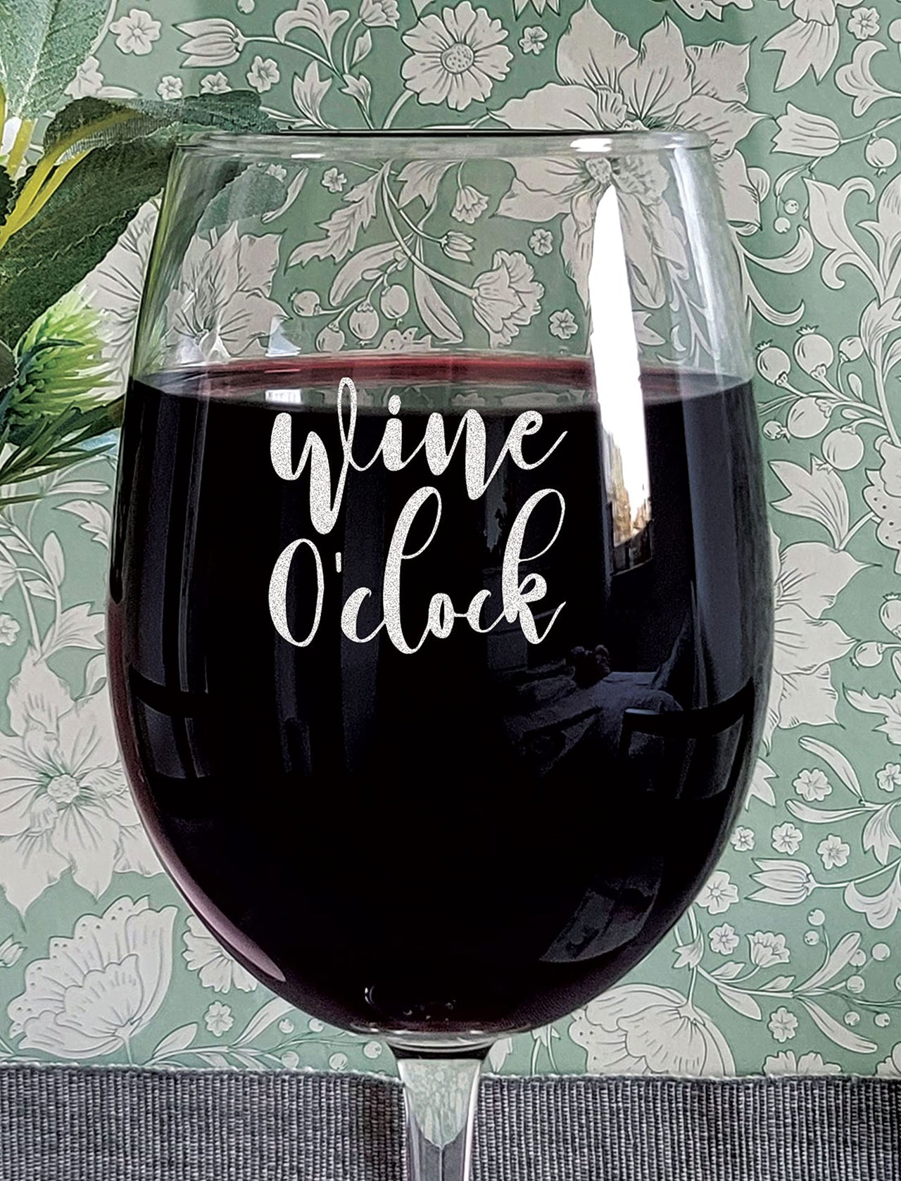 the pink magnet Wine O'Clock - Engraved Wine Glass