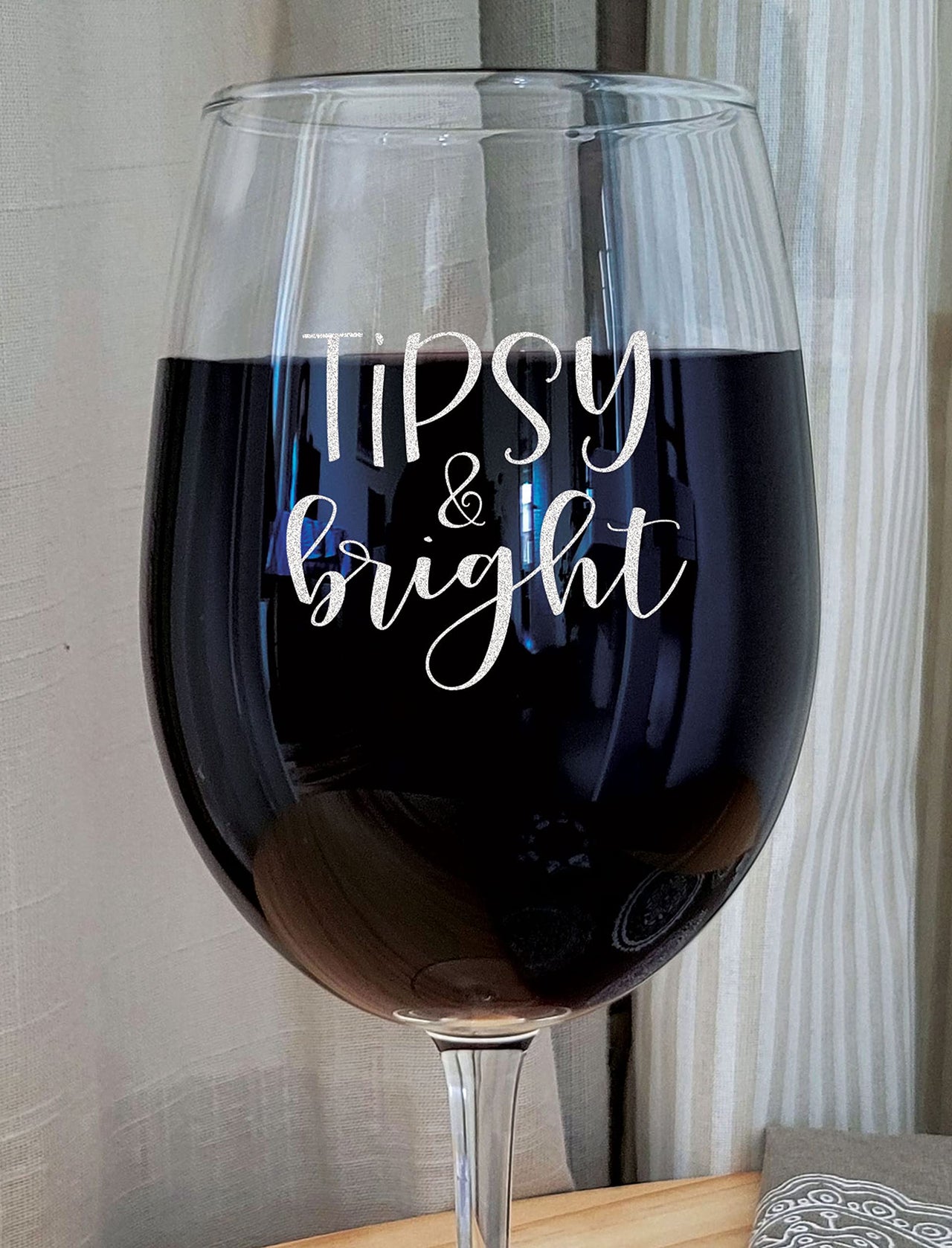 the pink magnet Tipsy & Bright - Engraved Wine Glass