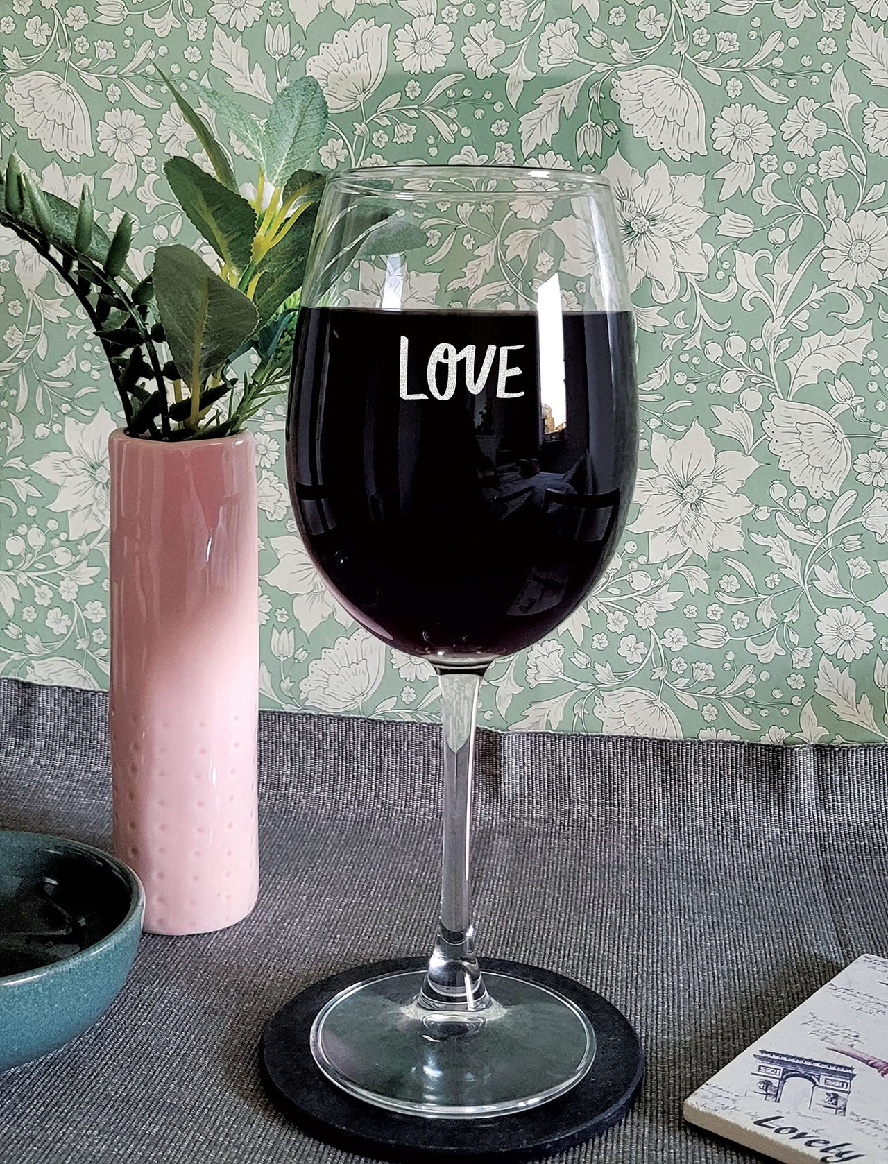 the pink magnet Love - Engraved Wine Glass