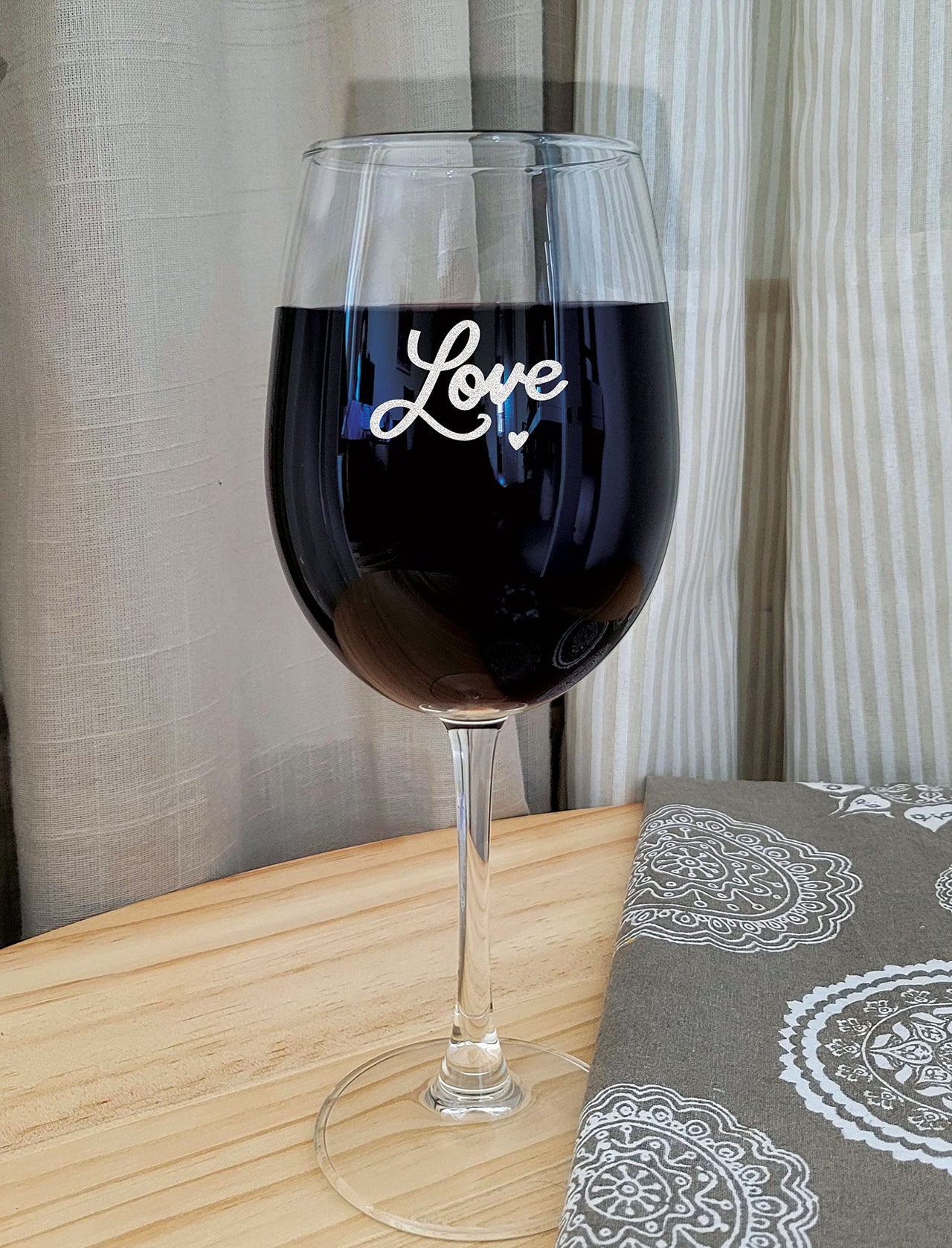 the pink magnet Love - Engraved Wine Glass